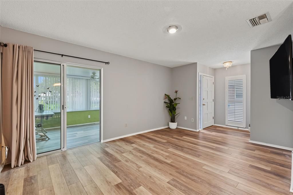 На продажу: $159,900 (1 спален, 1 ванн, 814 Квадратных фут)