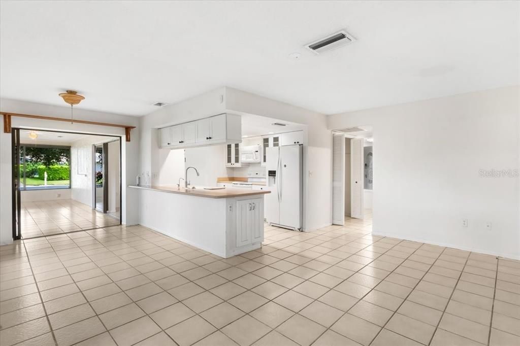 For Sale: $319,000 (3 beds, 2 baths, 2138 Square Feet)