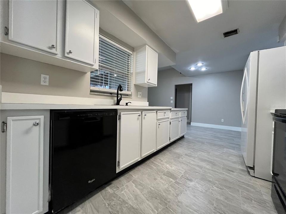 For Rent: $2,195 (3 beds, 2 baths, 1477 Square Feet)