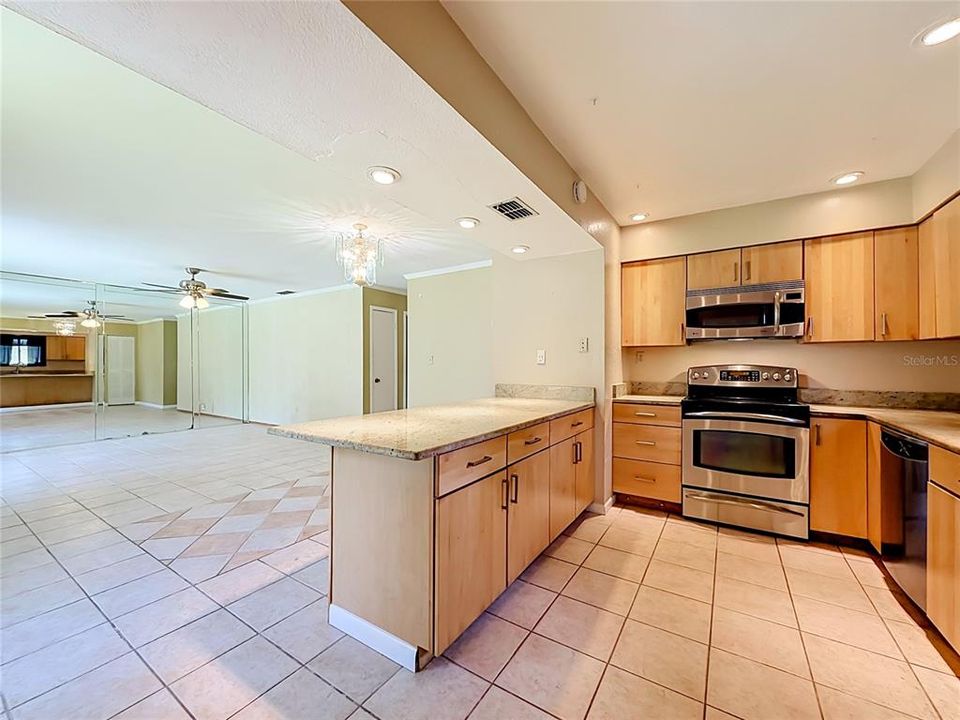 For Sale: $180,000 (2 beds, 2 baths, 992 Square Feet)