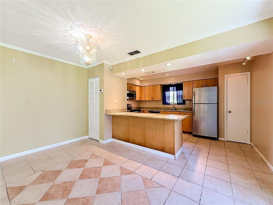 For Sale: $180,000 (2 beds, 2 baths, 992 Square Feet)