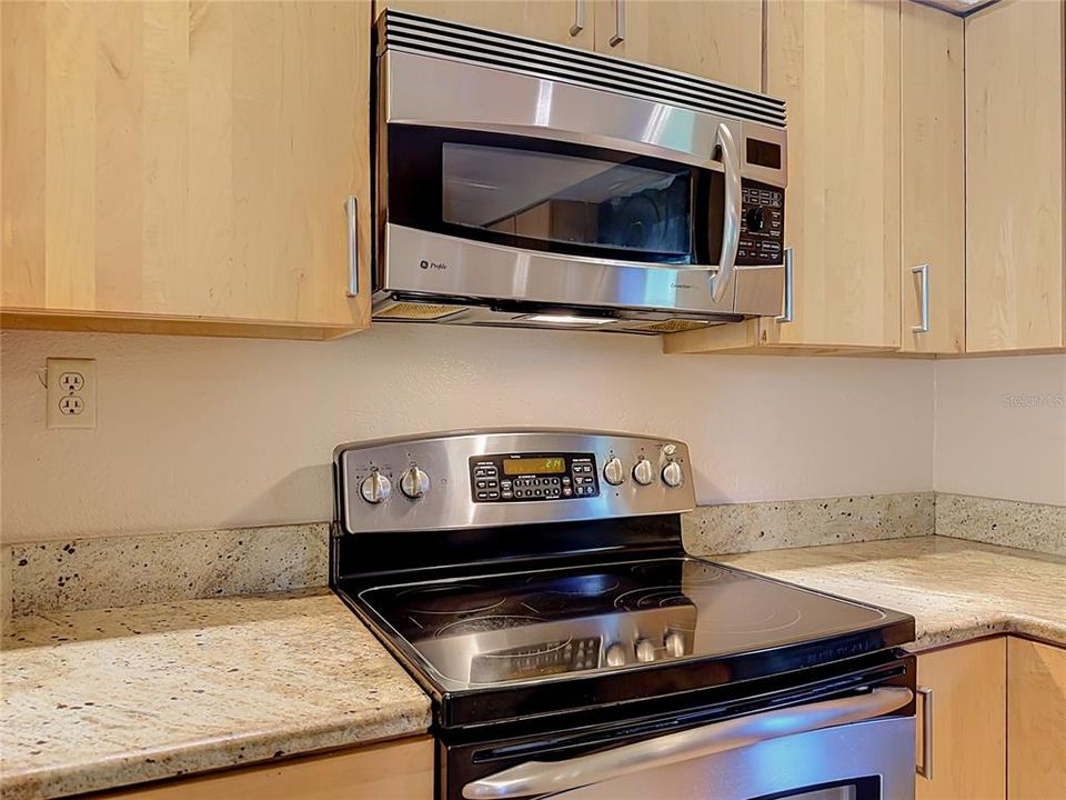 For Sale: $180,000 (2 beds, 2 baths, 992 Square Feet)