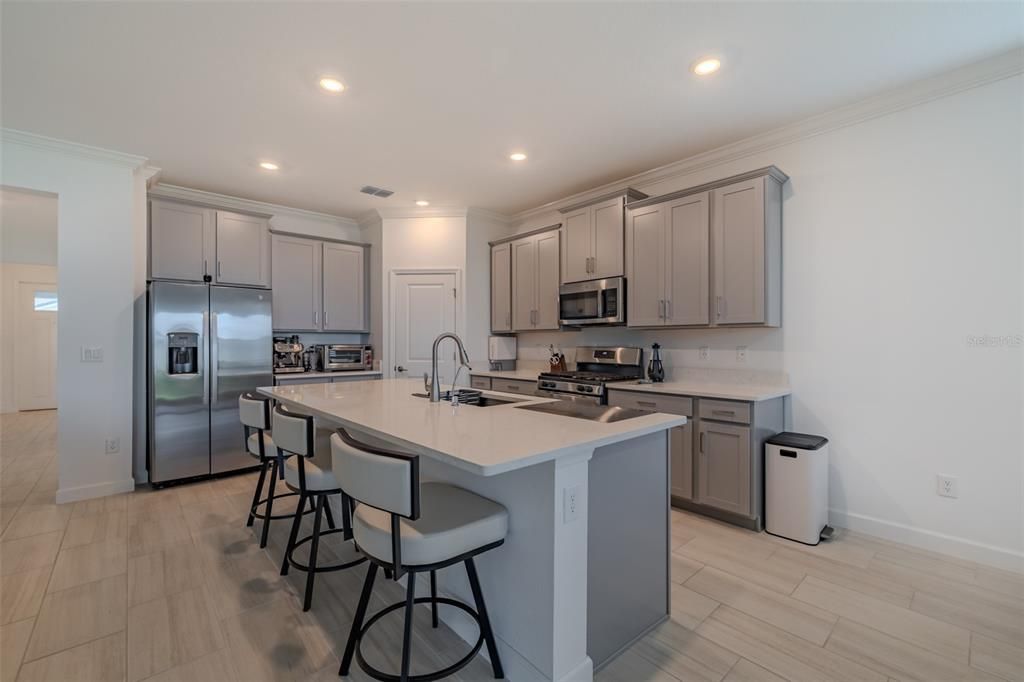 For Sale: $380,000 (2 beds, 2 baths, 1959 Square Feet)