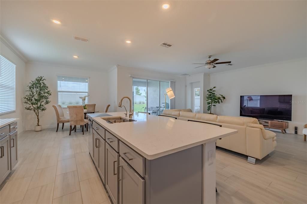 For Sale: $380,000 (2 beds, 2 baths, 1959 Square Feet)