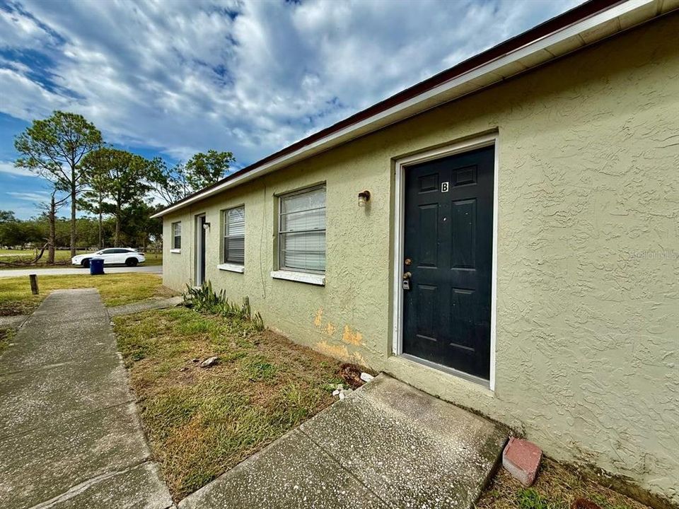For Rent: $1,400 (2 beds, 1 baths, 864 Square Feet)