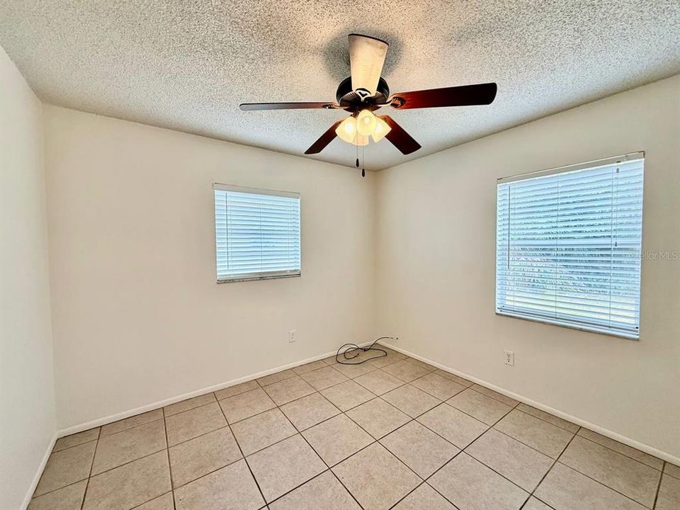For Rent: $1,400 (2 beds, 1 baths, 864 Square Feet)