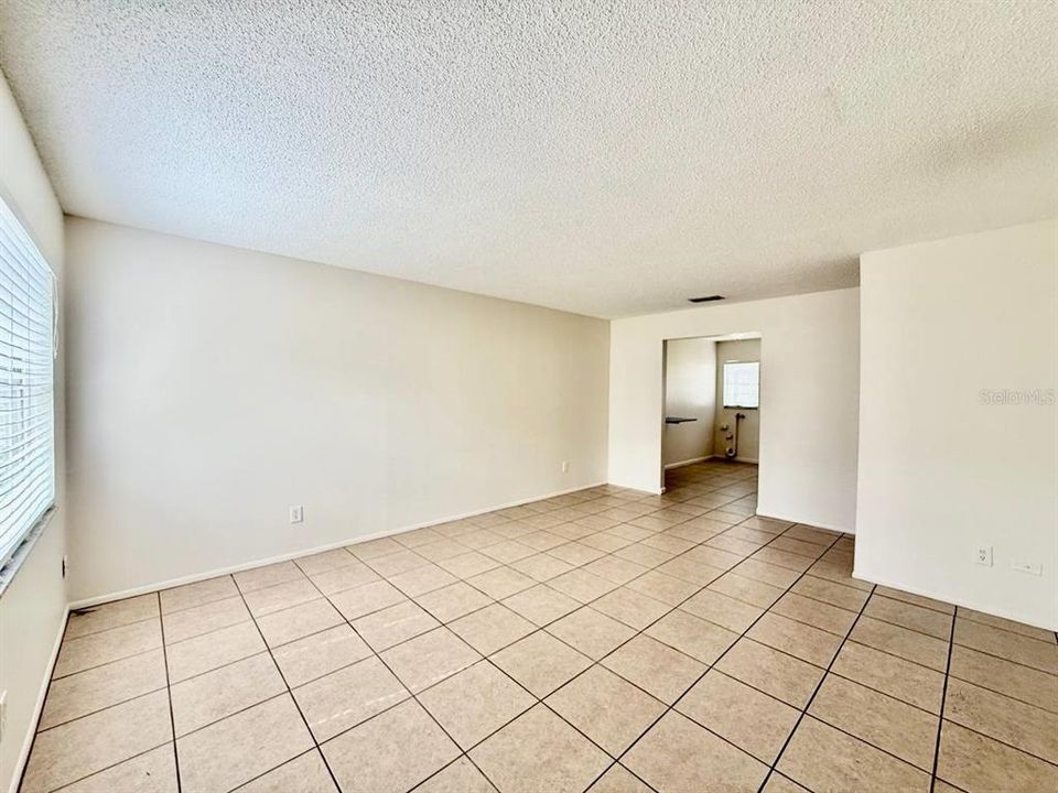 For Rent: $1,400 (2 beds, 1 baths, 864 Square Feet)