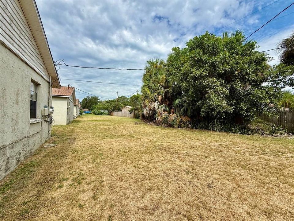 For Rent: $1,400 (2 beds, 1 baths, 864 Square Feet)