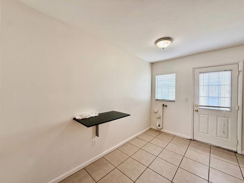For Rent: $1,400 (2 beds, 1 baths, 864 Square Feet)