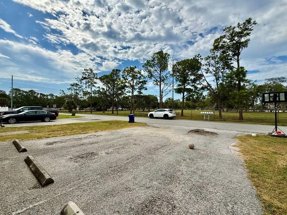 For Rent: $1,400 (2 beds, 1 baths, 864 Square Feet)