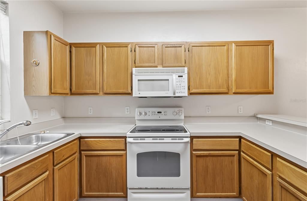 На продажу: $157,900 (2 спален, 2 ванн, 1172 Квадратных фут)