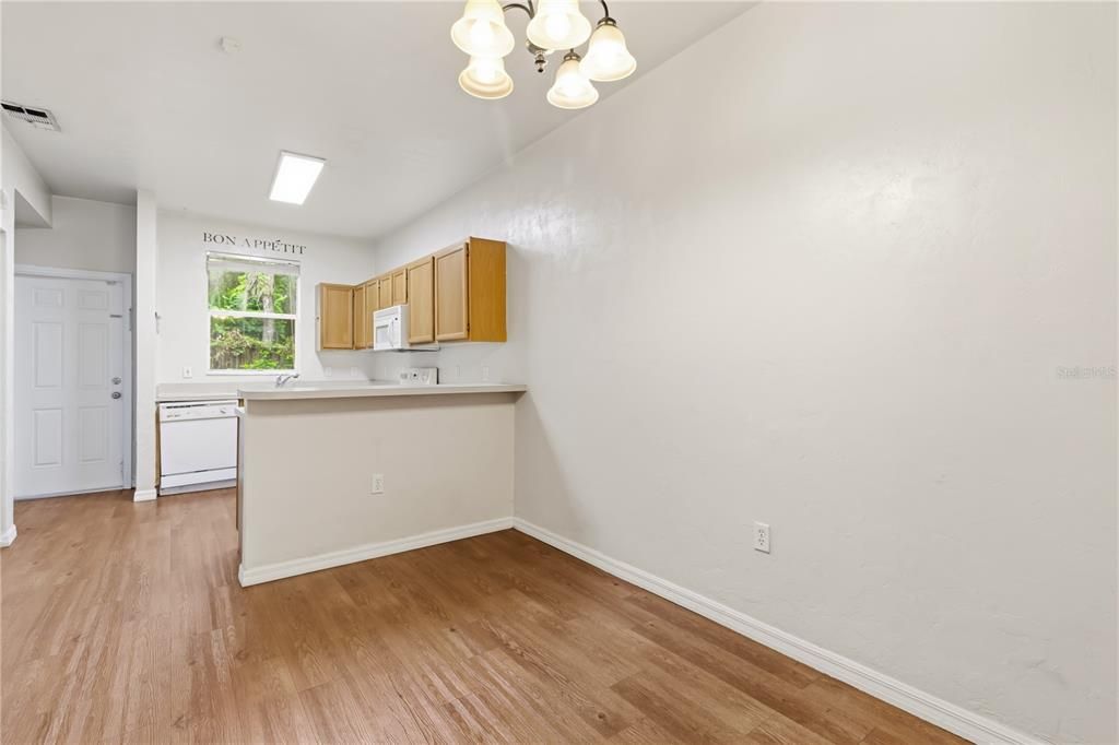 На продажу: $157,900 (2 спален, 2 ванн, 1172 Квадратных фут)