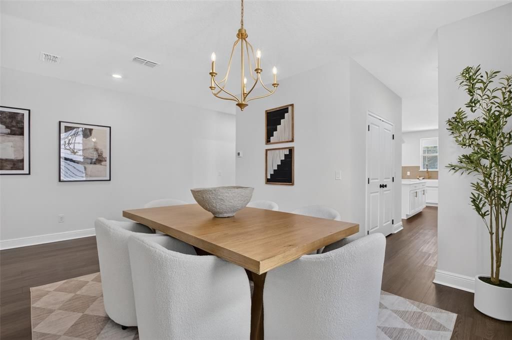 En Venta: $1,075,000 (4 camas, 3 baños, 3101 Pies cuadrados)