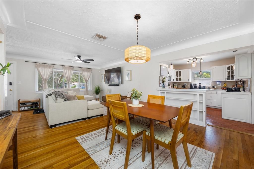 For Sale: $379,000 (2 beds, 2 baths, 1055 Square Feet)