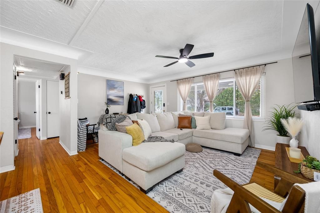 For Sale: $379,000 (2 beds, 2 baths, 1055 Square Feet)
