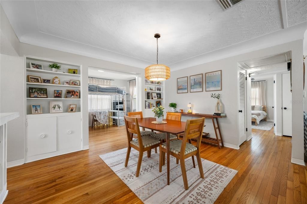 For Sale: $379,000 (2 beds, 2 baths, 1055 Square Feet)