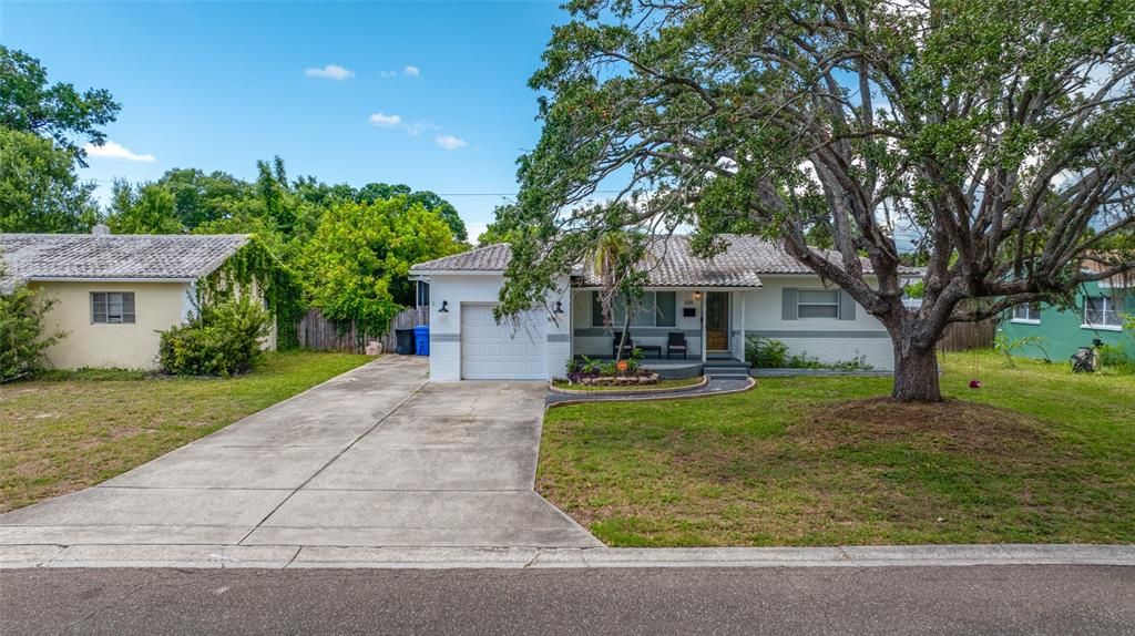 For Sale: $379,000 (2 beds, 2 baths, 1055 Square Feet)