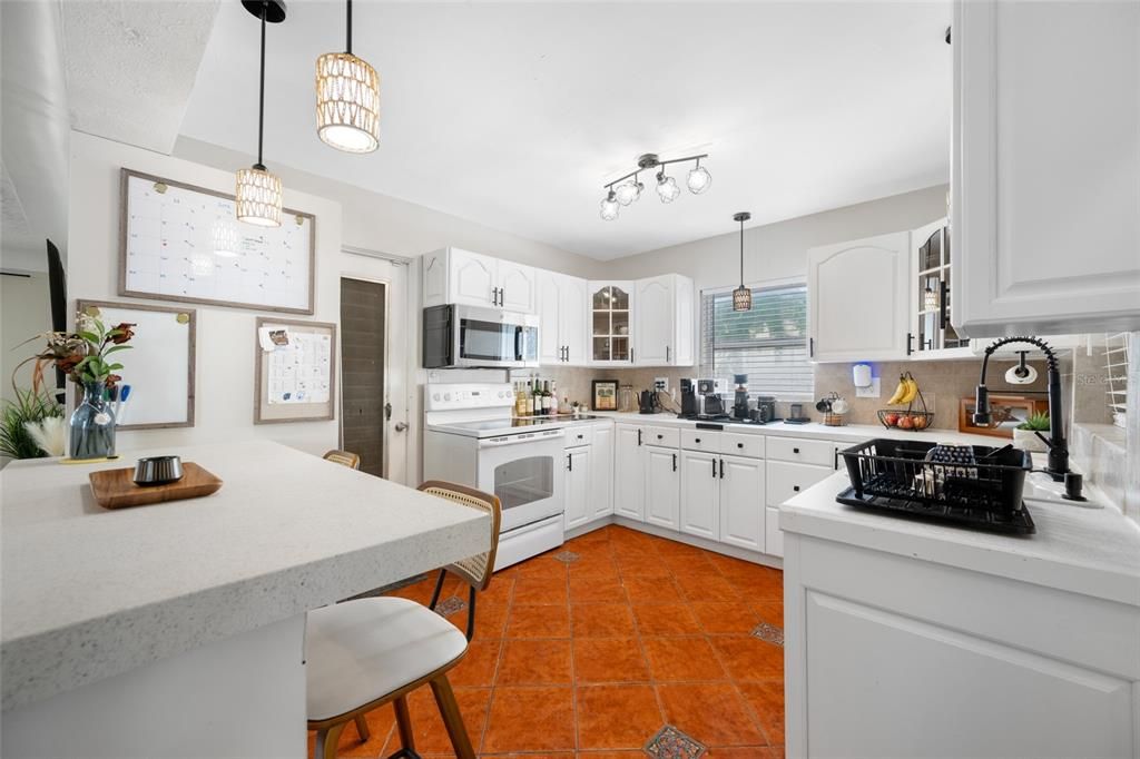For Sale: $379,000 (2 beds, 2 baths, 1055 Square Feet)