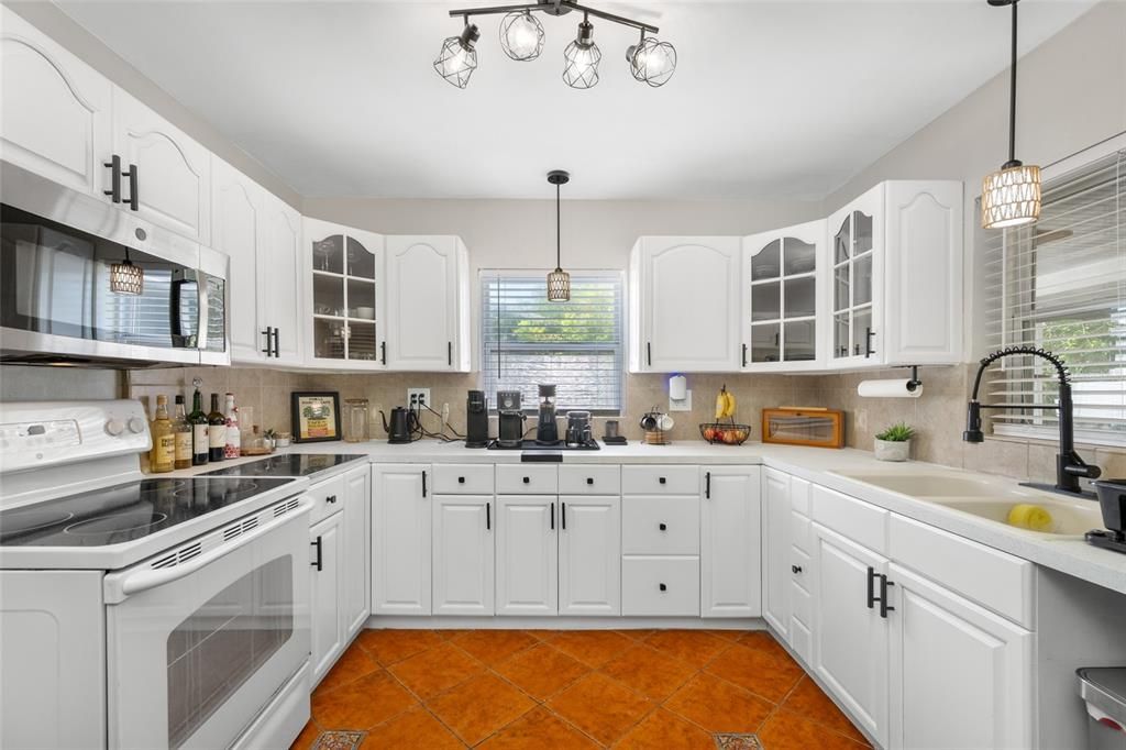 For Sale: $379,000 (2 beds, 2 baths, 1055 Square Feet)