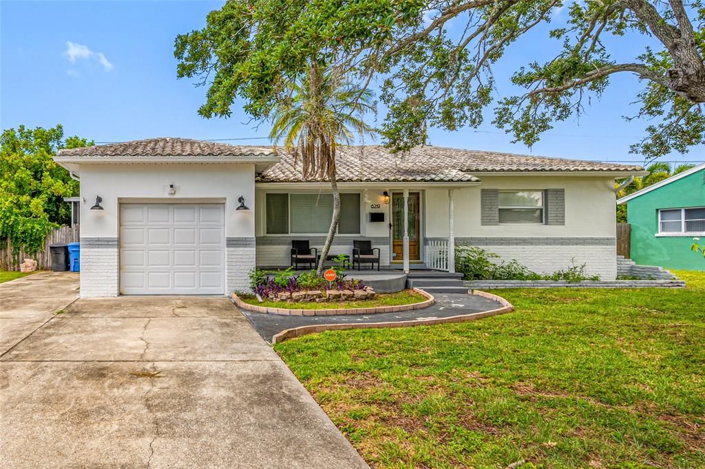 For Sale: $379,000 (2 beds, 2 baths, 1055 Square Feet)
