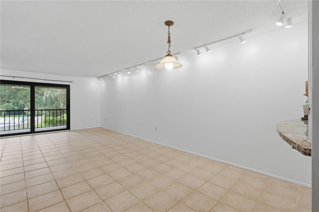 For Sale: $189,000 (2 beds, 2 baths, 1013 Square Feet)