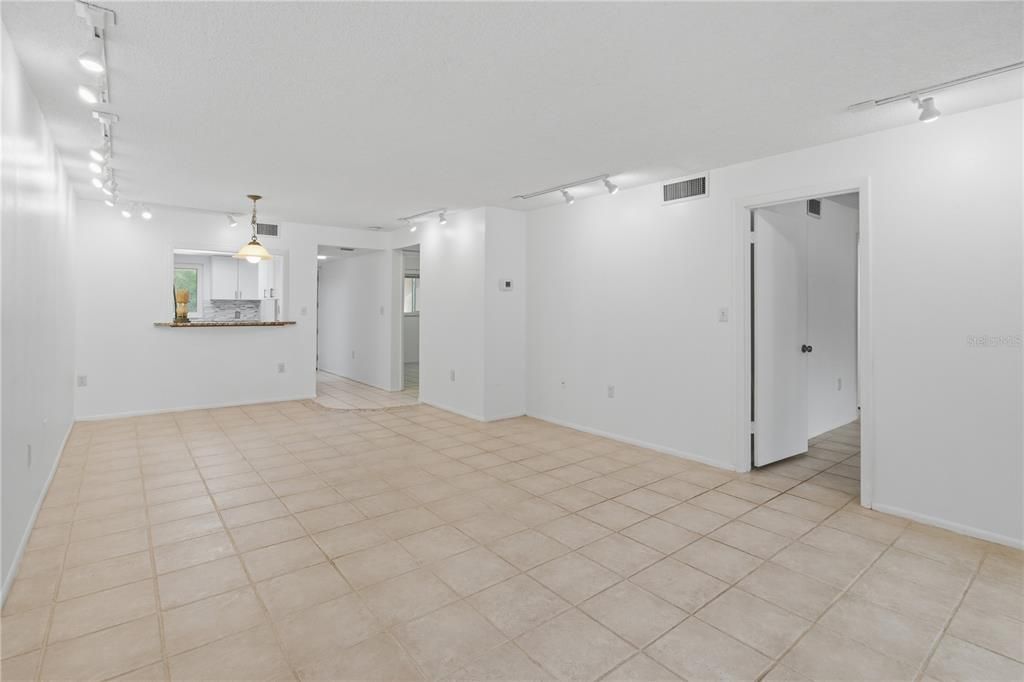 For Sale: $189,000 (2 beds, 2 baths, 1013 Square Feet)