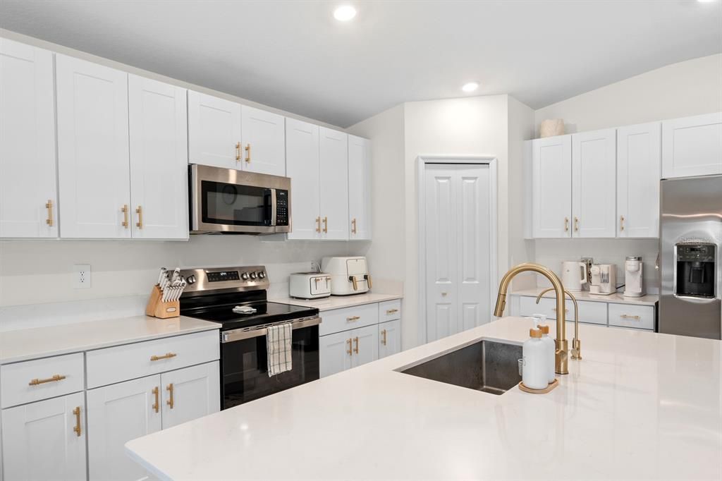 For Sale: $398,000 (4 beds, 2 baths, 1939 Square Feet)