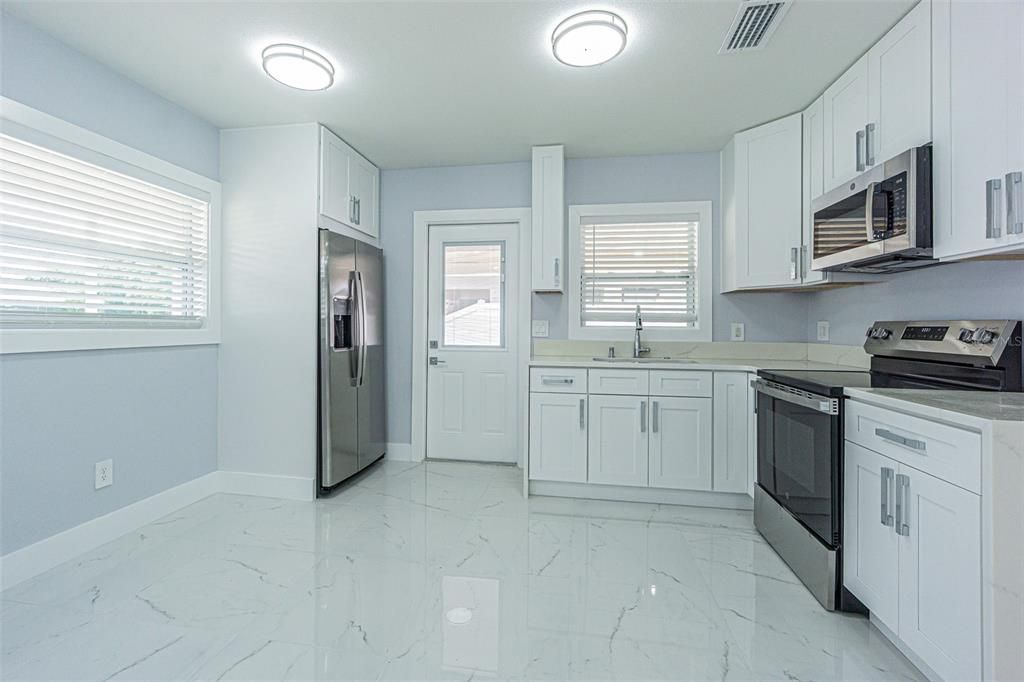 For Sale: $489,900 (3 beds, 1 baths, 912 Square Feet)