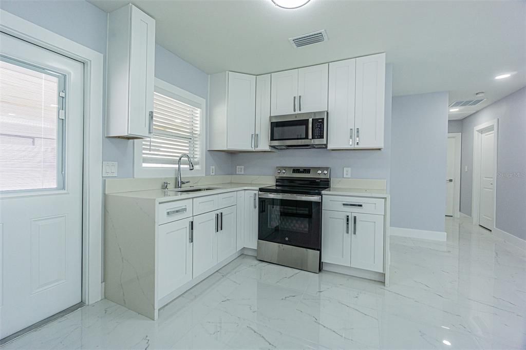 For Sale: $489,900 (3 beds, 1 baths, 912 Square Feet)