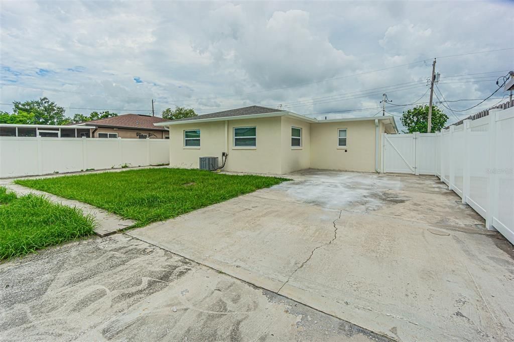 For Sale: $489,900 (3 beds, 1 baths, 912 Square Feet)