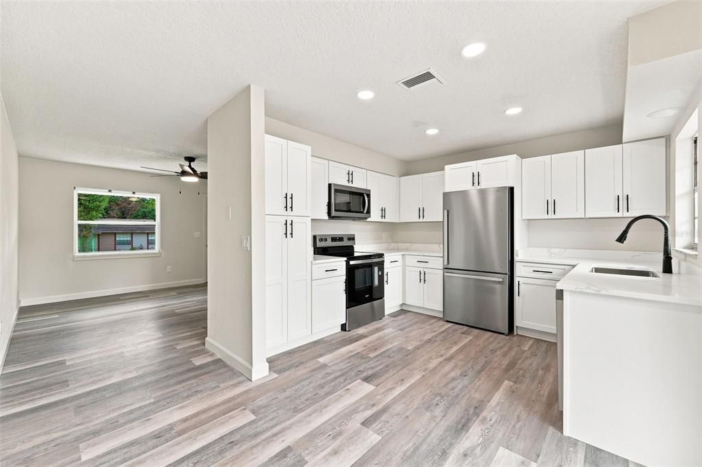 For Sale: $239,900 (3 beds, 1 baths, 988 Square Feet)