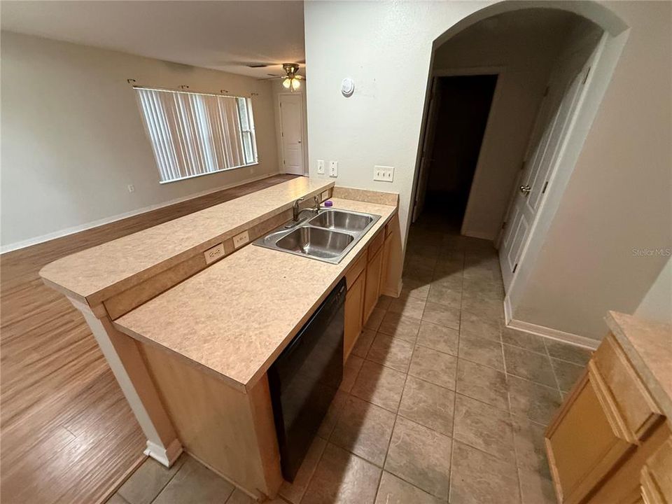 На продажу: $205,000 (3 спален, 2 ванн, 1716 Квадратных фут)