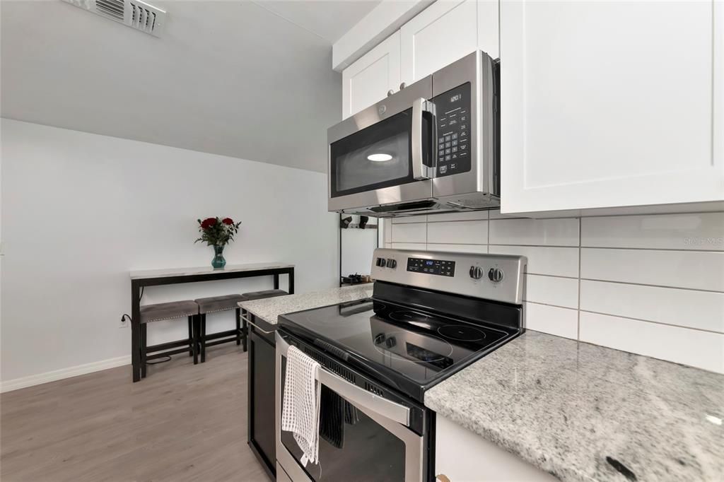 На продажу: $294,900 (2 спален, 1 ванн, 808 Квадратных фут)