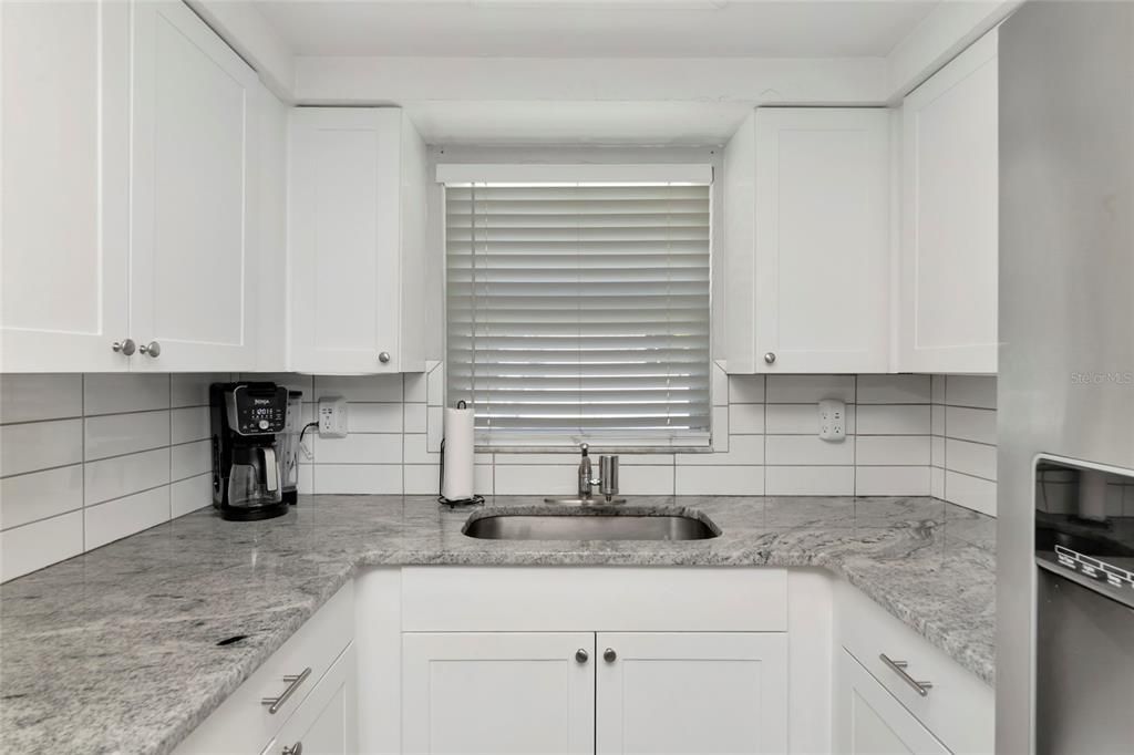 На продажу: $294,900 (2 спален, 1 ванн, 808 Квадратных фут)
