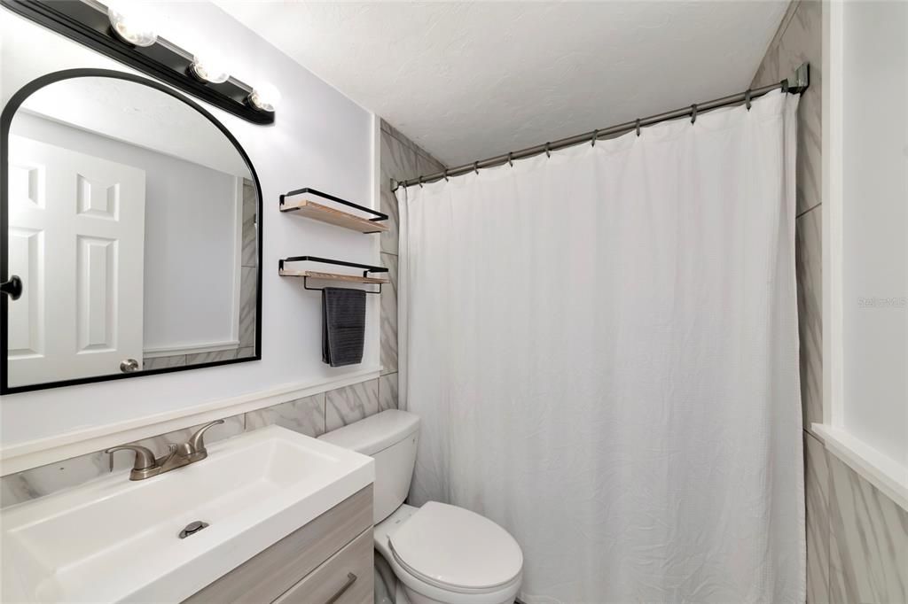 На продажу: $294,900 (2 спален, 1 ванн, 808 Квадратных фут)