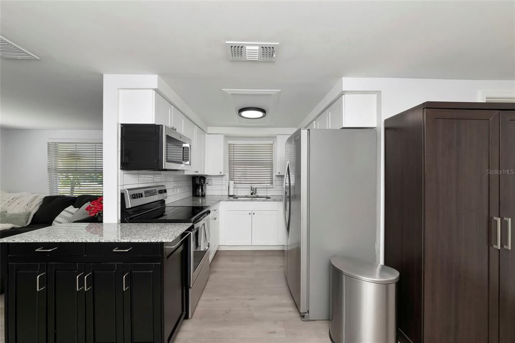 На продажу: $294,900 (2 спален, 1 ванн, 808 Квадратных фут)