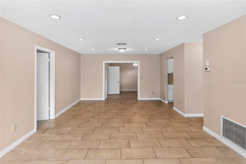 For Sale: $279,900 (3 beds, 2 baths, 1403 Square Feet)