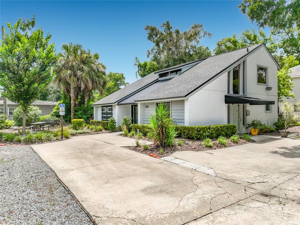 For Sale: $649,900 (0 beds, 0 baths, 2112 Square Feet)