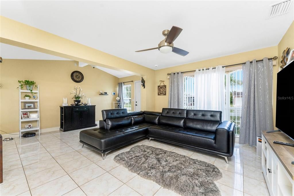 For Sale: $205,000 (2 beds, 1 baths, 944 Square Feet)