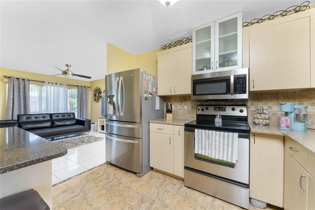 For Sale: $205,000 (2 beds, 1 baths, 944 Square Feet)