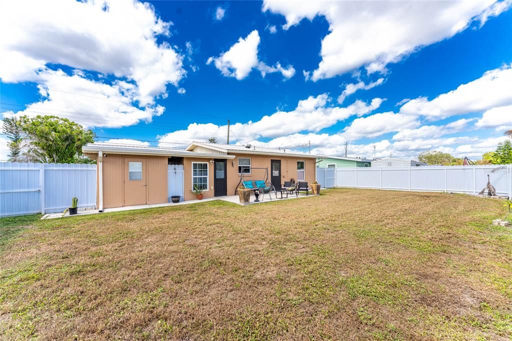 For Sale: $205,000 (2 beds, 1 baths, 944 Square Feet)