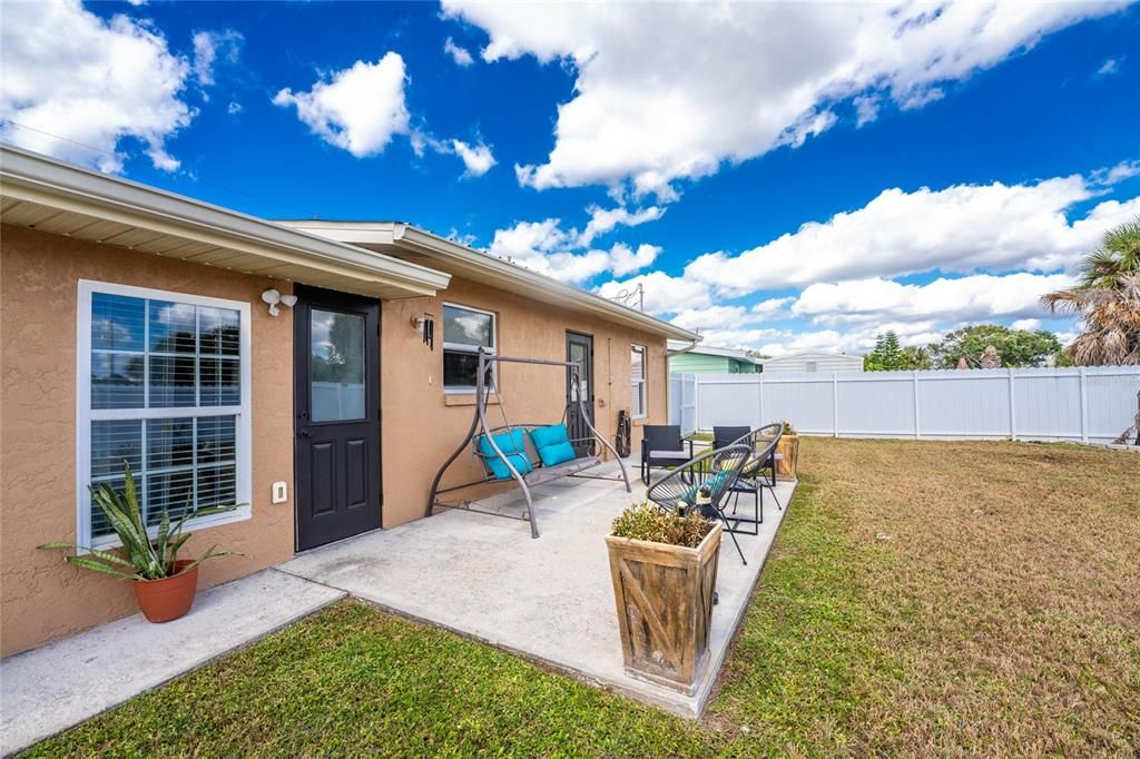 For Sale: $205,000 (2 beds, 1 baths, 944 Square Feet)