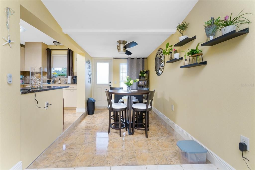 For Sale: $205,000 (2 beds, 1 baths, 944 Square Feet)