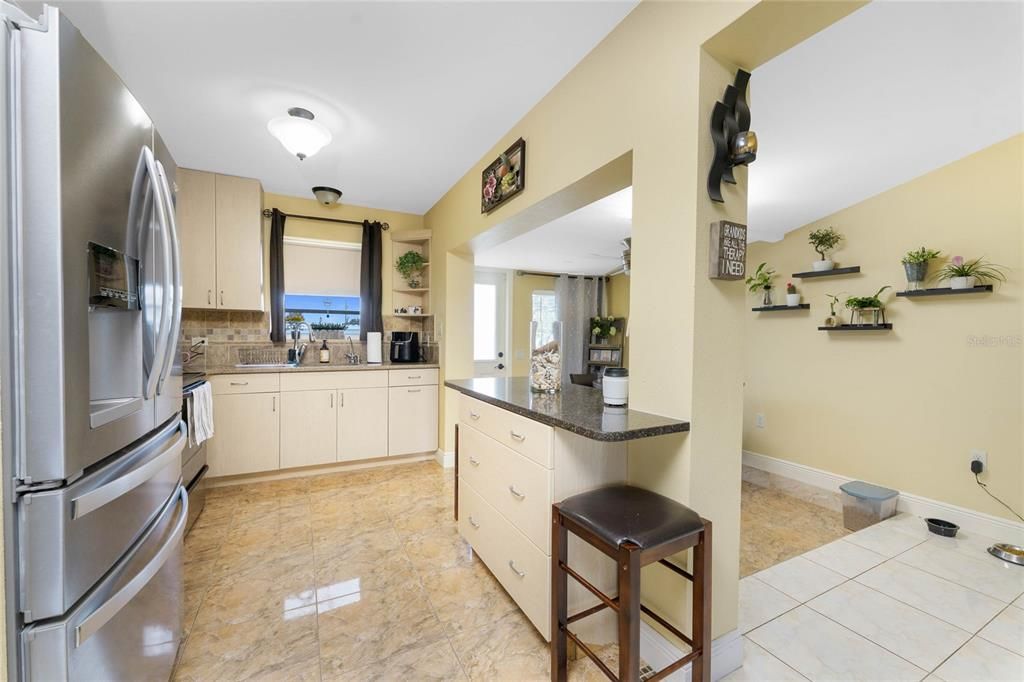 For Sale: $205,000 (2 beds, 1 baths, 944 Square Feet)