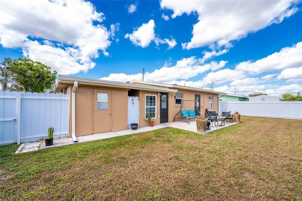 For Sale: $205,000 (2 beds, 1 baths, 944 Square Feet)