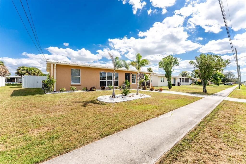 For Sale: $205,000 (2 beds, 1 baths, 944 Square Feet)