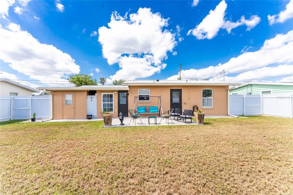 For Sale: $205,000 (2 beds, 1 baths, 944 Square Feet)