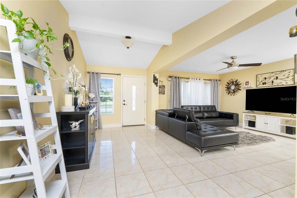 For Sale: $205,000 (2 beds, 1 baths, 944 Square Feet)