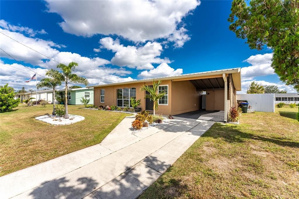 For Sale: $205,000 (2 beds, 1 baths, 944 Square Feet)