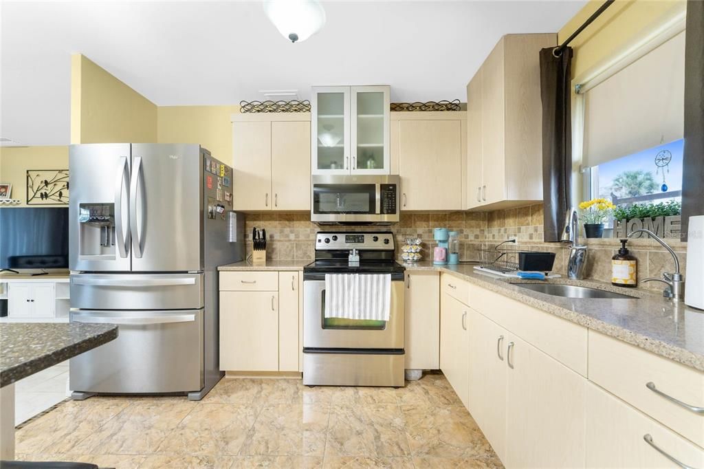 For Sale: $205,000 (2 beds, 1 baths, 944 Square Feet)